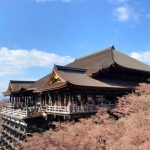 「あなたの知らない京都旅」～ 1200年の物語 ～ 放映日 令和8年3月12日（木）夜9：00～9：54 放送局：BS朝日（チャンネル：BS5） 「あなたの知らない京都旅」で、俳優の「内藤剛志」さんを清水寺へご案内いたしました。サスペンスドラマなどで 　刑事役として、よく出演される内藤さんと、清水寺に隠された謎や不思議を解き明かして行きます。