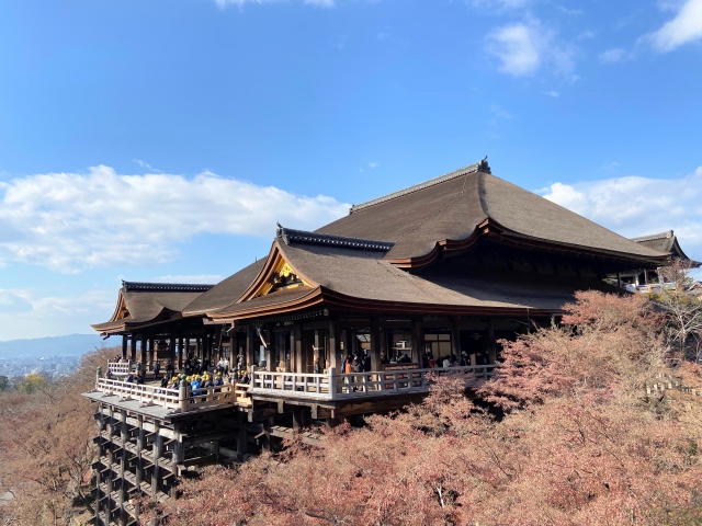「あなたの知らない京都旅」～ 1200年の物語 ～ 放映日 令和8年3月12日（木）夜9：00～9：54 放送局：BS朝日（チャンネル：BS5） 「あなたの知らない京都旅」で、俳優の「内藤剛志」さんを清水寺へご案内いたしました。サスペンスドラマなどで 　刑事役として、よく出演される内藤さんと、清水寺に隠された謎や不思議を解き明かして行きます。